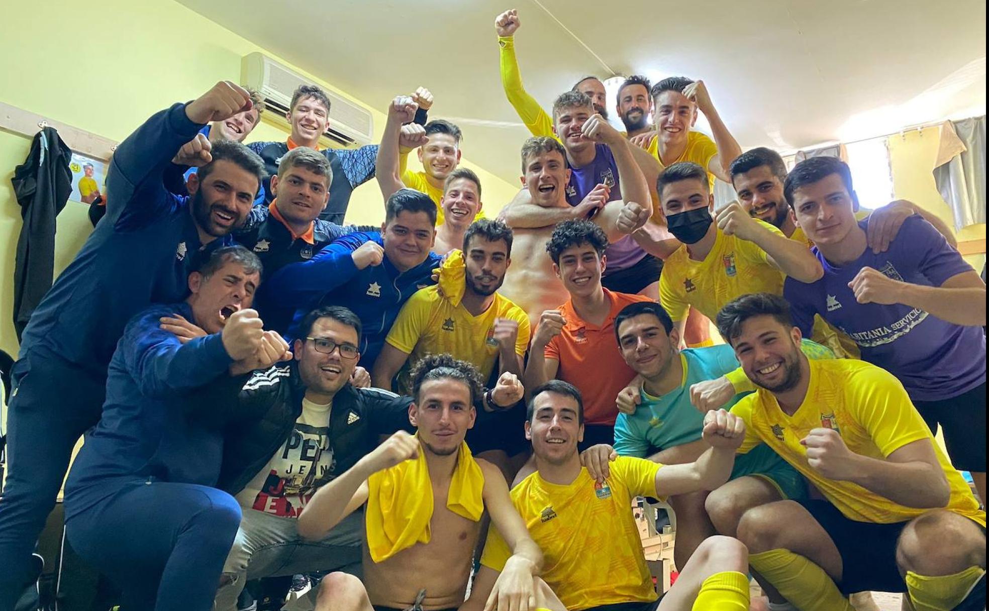 El CD Mojados celebra la clasificación para los 'play-off' despues de vencer al Béjar Industrial. 