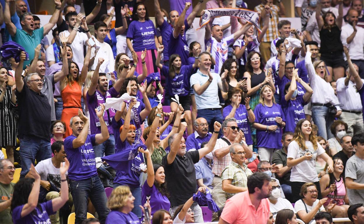 Aficionados eufóricos en la grada del polideportivo Pisuerga. 