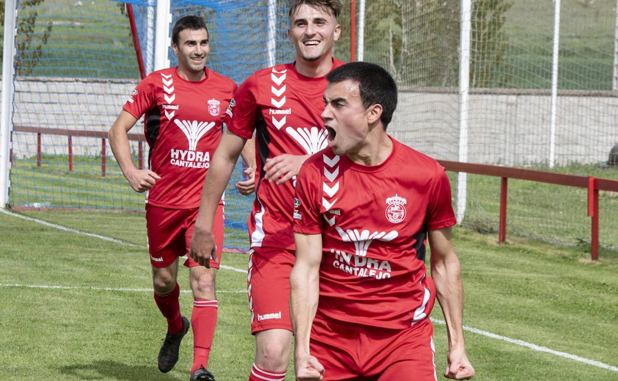 Jugadores del Turégano celebran un gol.