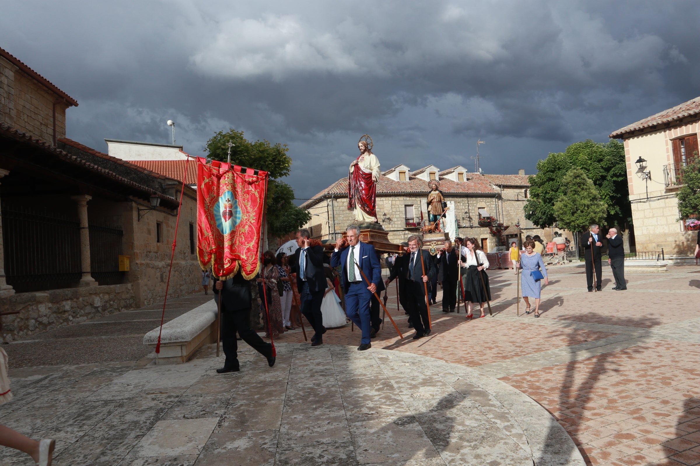 La procesión de regreso a la Iglesia por la amenaza de lluvia. 