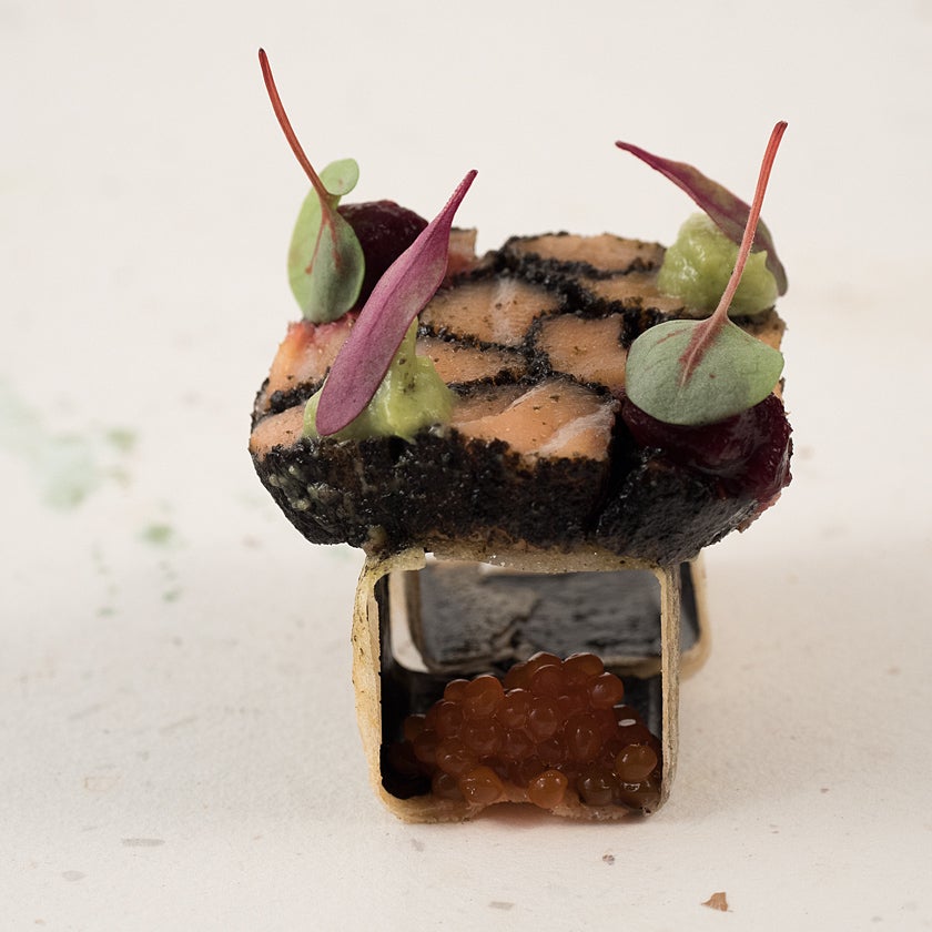 Salmón 3. Mosaico de salmón sobre cubo de pasta brick y nori, con remolacha, aguacate y huevas del propio salmón.