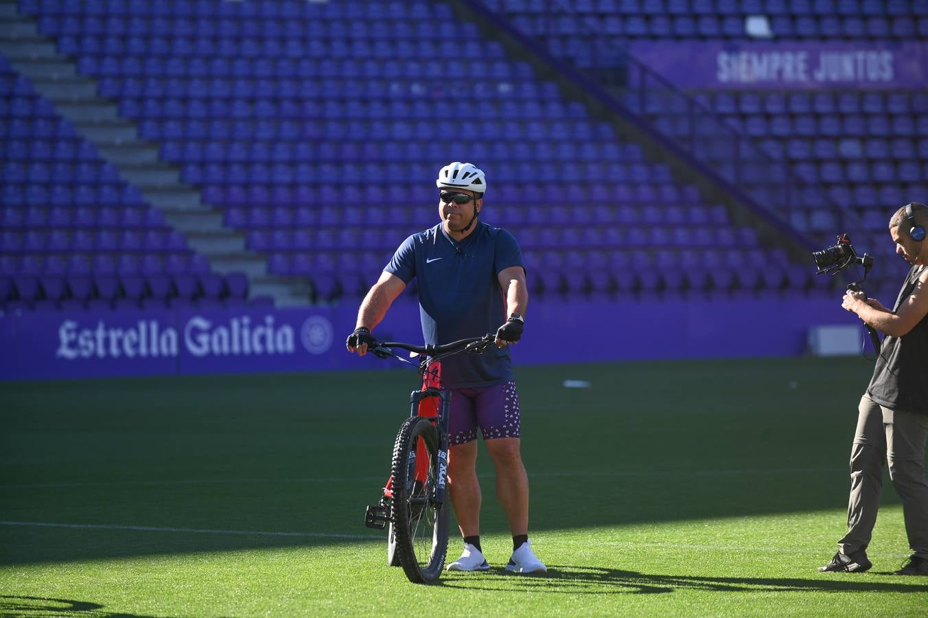 Fotos: Ronaldo inicia el Camino de Santiago como promesa por el ascenso del Real Valladolid