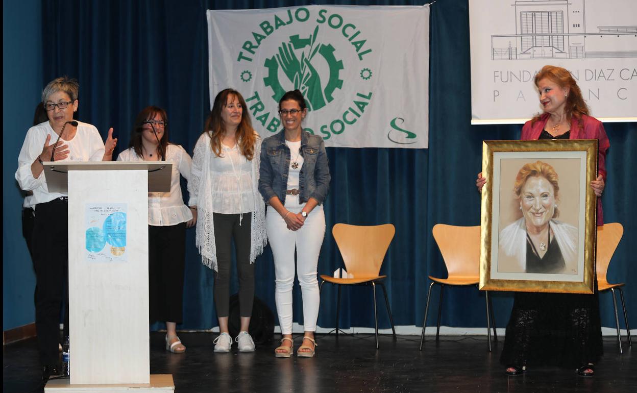 María José Salvador, a la derecha, durante el homenaje que le dispensó el Colegio Oficial de Trabajo Social. 