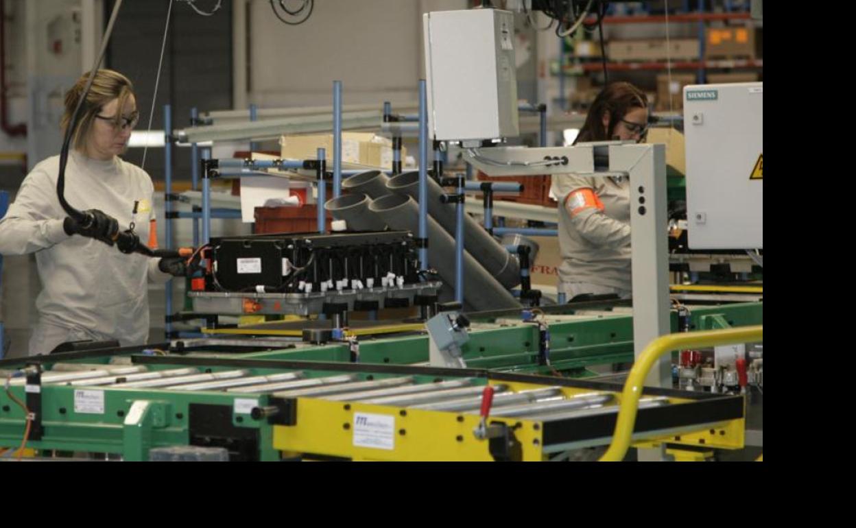 Trabajadoras de Renault en Valladolid preparan baterías en la planta de cero emisiones donde se montaba el Twizy.