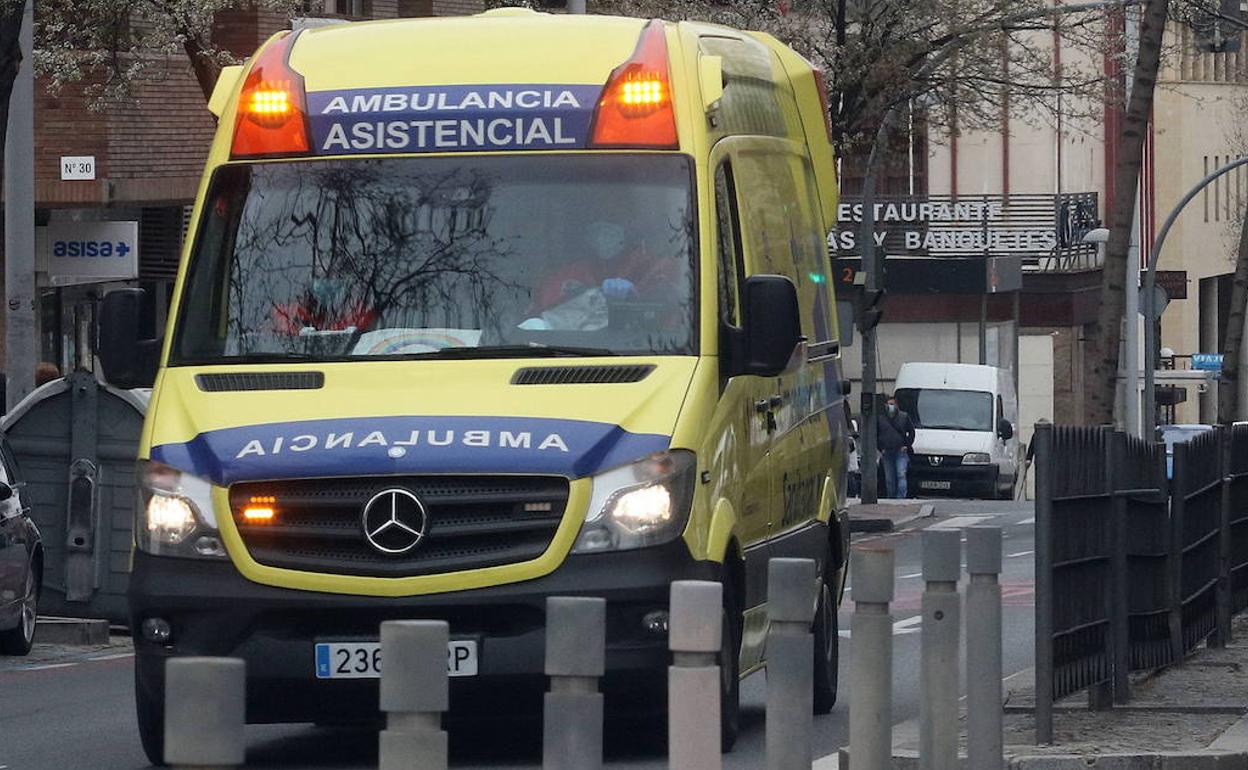 Una ambulancia acude a un accidente en la capital segoviana. 
