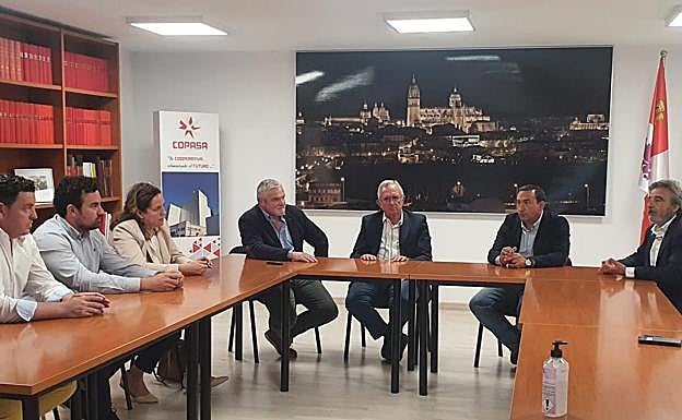 Un momento de la reunión con los representantes de Copasa. 