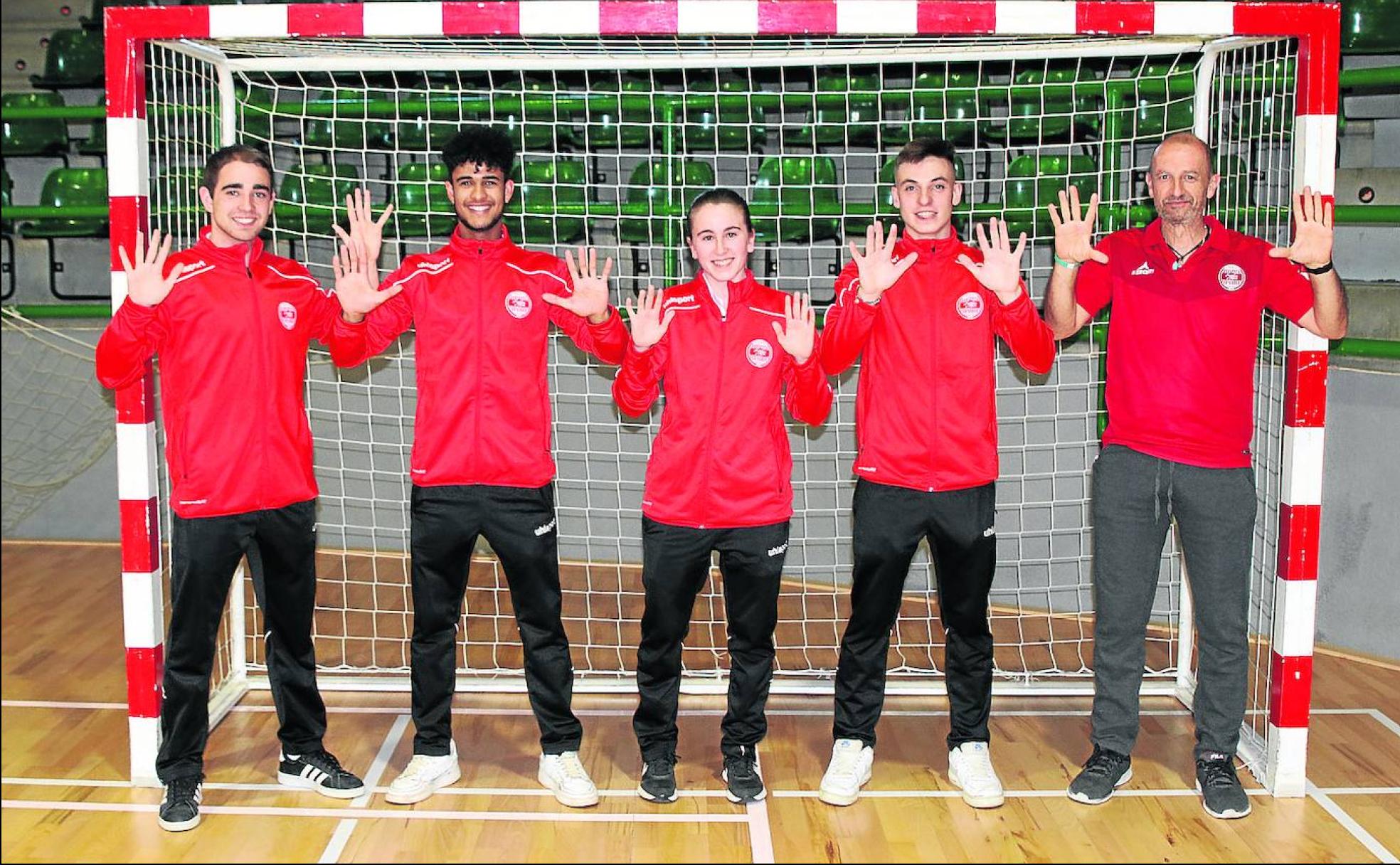 Agustín Pérez (derecha) con Pablo, Monir, Valle y Ángel. 