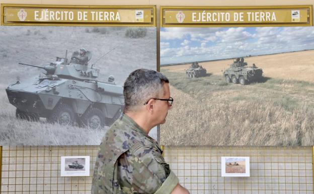 Fernando Prado, subteniente, analiza las fotografías de los carros de combate en la exposición Centenario de las Unidades Acorazadas 1922-2022.