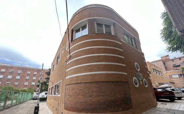 El edificio naval encallado en la margen izquierda del Pisuerga