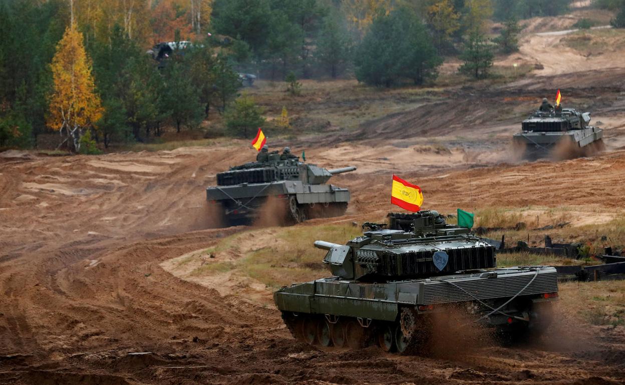 Carros de combate Leopardo 2E (Leopard 2 A4) españoles durante unas maniobras de la OTAN. 