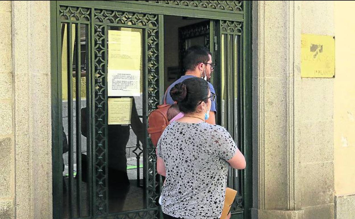 Puerta de acceso al Juzgado de lo Social, en Domingo de Soto. 