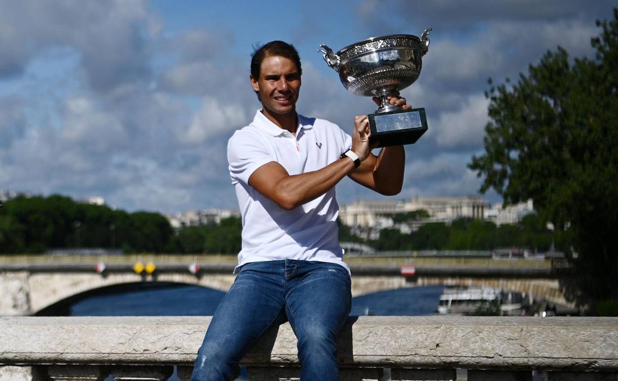 Rafa Nadal muestra la copa que recibió en su décimo cuarto Roland Garros.