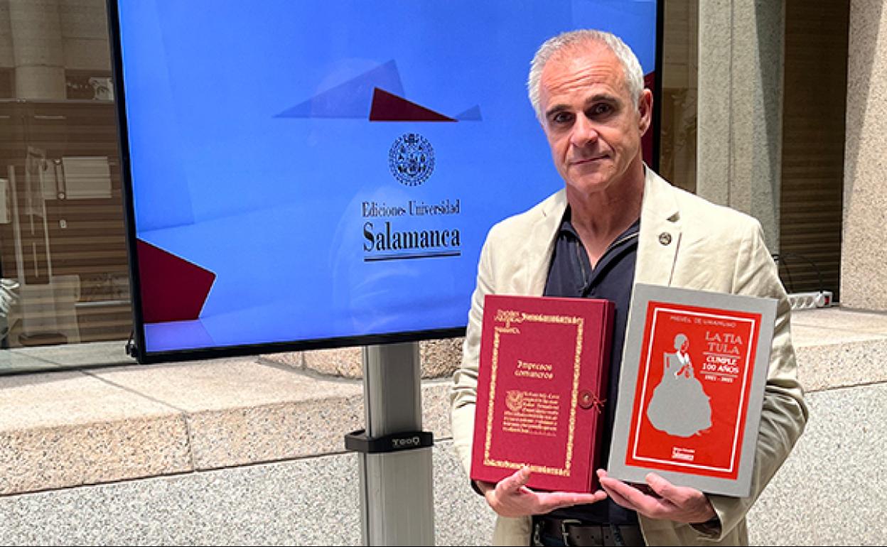 Jacobo Sanz Hermida, director de EUSAL, con las dos obras.