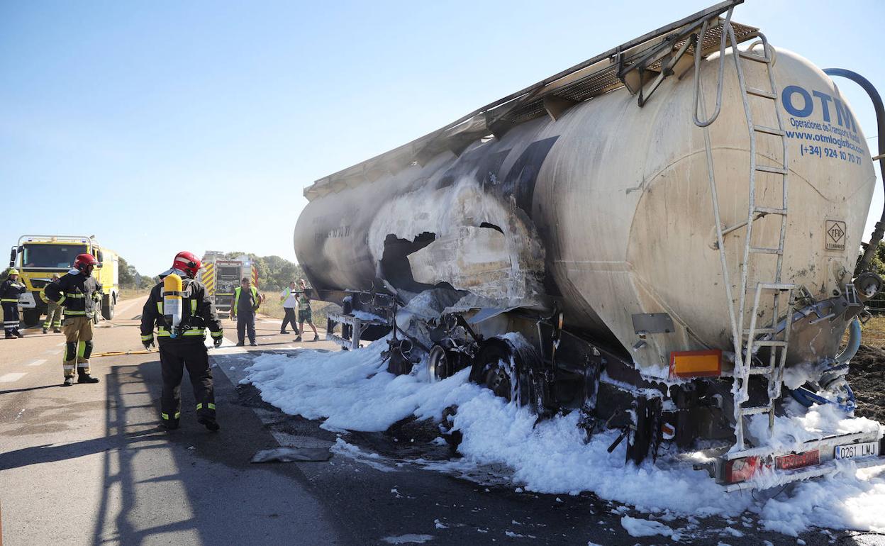 El estallido de una rueda provoca el incendio de un camión cisterna en la localidad salmantina de El Bodón