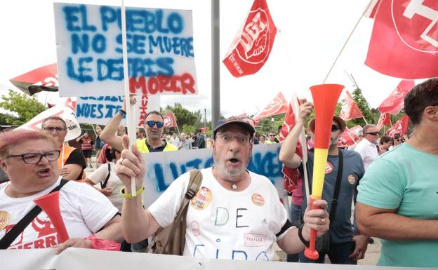 Protesta por la crisis de Siro a las puertas de la Cortes de Castilla y León.