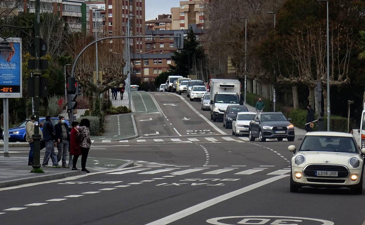 Coches entran al centro desde el puente de Poniente.