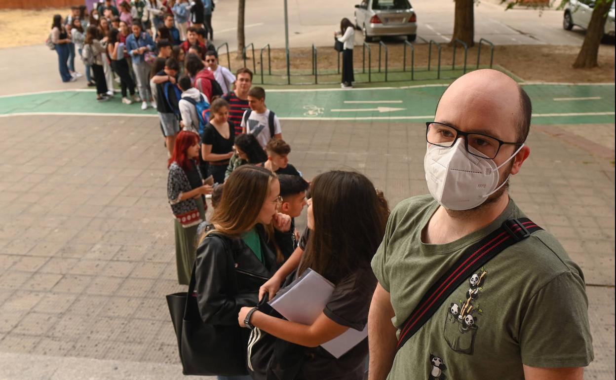 Jóvenes bachilleres esperan para entrar a hacer la EBAU.