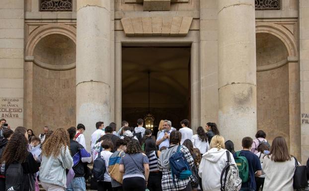 Nervios a las puertas de la Facultad de Filología entas de empezar el examen.