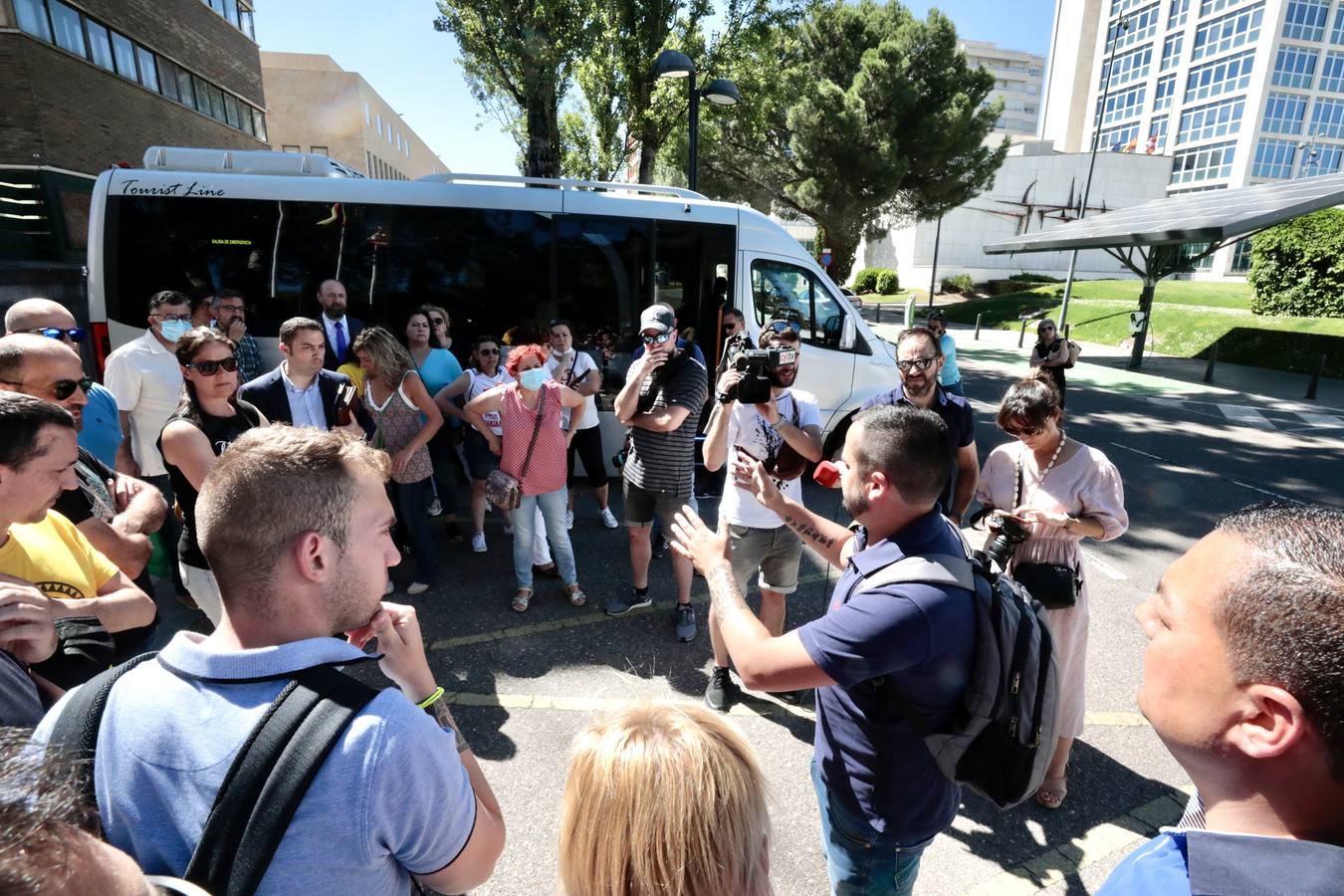 Fotos: Trabajadores de Siro se reúnen con la Junta de Castilla y León