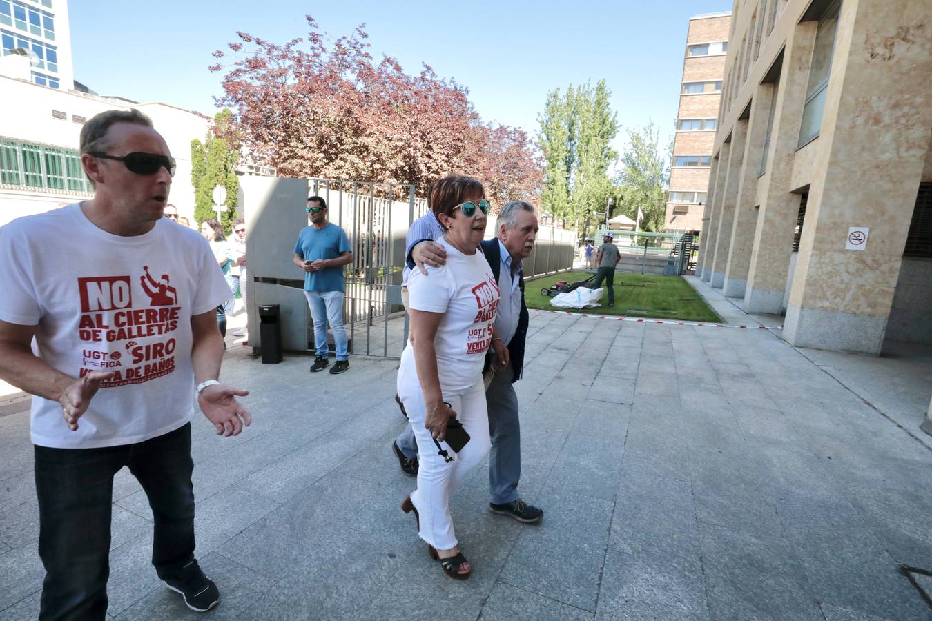 Fotos: Trabajadores de Siro se reúnen con la Junta de Castilla y León