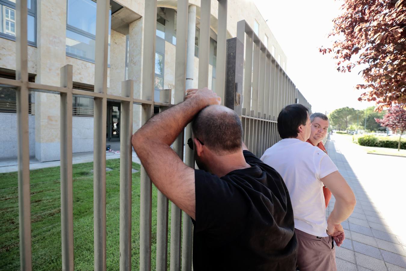 Fotos: Trabajadores de Siro se reúnen con la Junta de Castilla y León