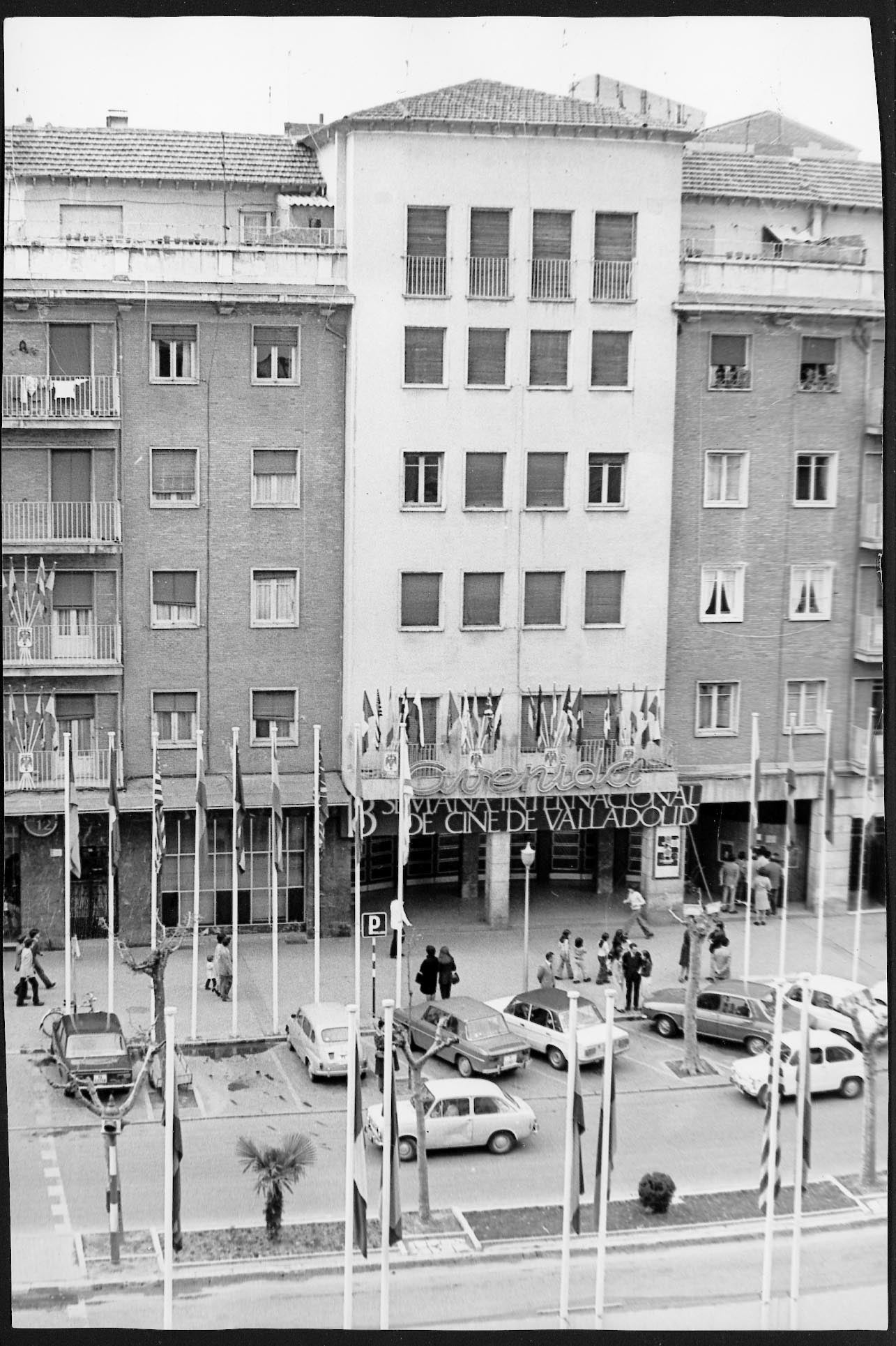 Abrió sus puertas el 17 de septiembre de 1957 en el número 56 del Paseo de Zorrilla. Durante los años 1958 a 1975 fue la sede principal de la actual Seminci, entonces llamada Semana Internacional de Cine Religioso y de Valores Humanos. Pasado unos años cerró sus puertas y en su solar se construyeron unas galerías comerciales.