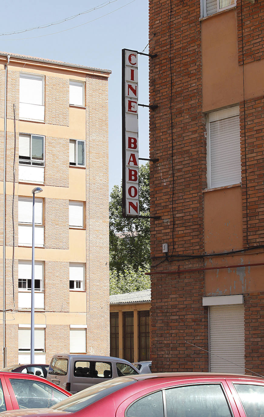 Se encontraba en la calle Olmo, 63. Un letrero adosado a una de las paredes recuerda que aquí estuvo ubicado un mítico cine de barrio que se estrenó el 7 de septiembre de 1972, a las 16:30 horas, con una película de Cantinflas, 'Su excelencia'. La sala de proyecciones funcionaría hasta el año 1986. La última referencia de la cartelera es del 4 de marzo, con una doble sesión de Disney ('La Cenicienta' y 'Mary Poppins'), aunque la sala siguió acogiendo coloquios y mesas redondas. El Cine Babón aparece por última vez en la hemeroteca de El Norte de Castilla el 1 de junio de 1987, por ser el lugar elegido por el PSOE para que Fernando Morán pronunciara un mitin en su campaña al parlamento europeo.