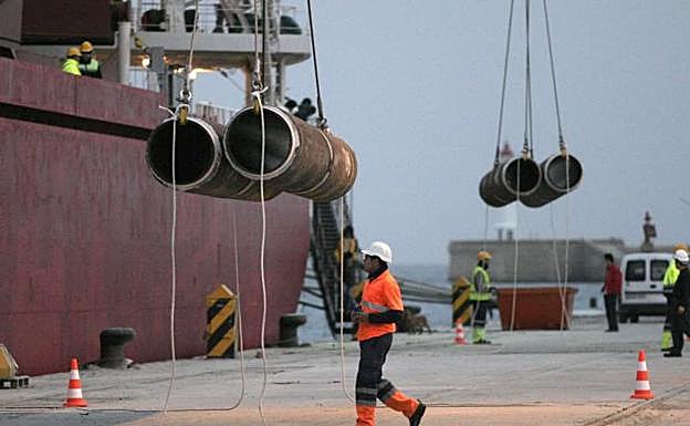 Operarios descargan tuberías para la construcción del gasoducto submarino que une Argelia y España, en 2007.