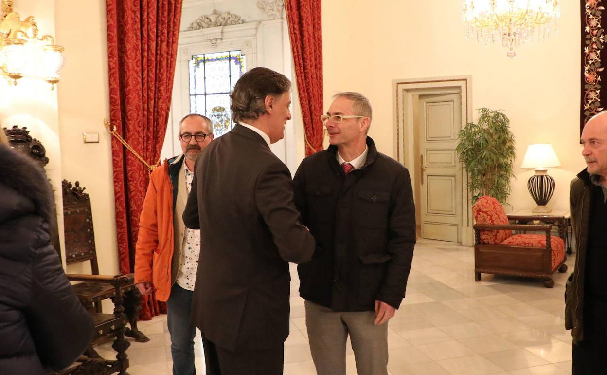 El alcalde y el rector de la USAL se saludan en el Ayuntamiento