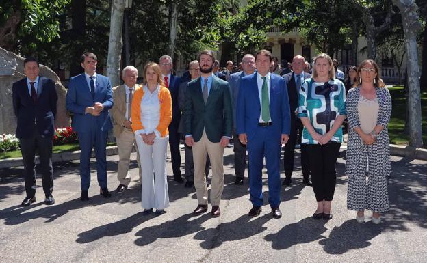 Primer minuto de silencio por un crimen machista en la Junta, juntos pero con matices