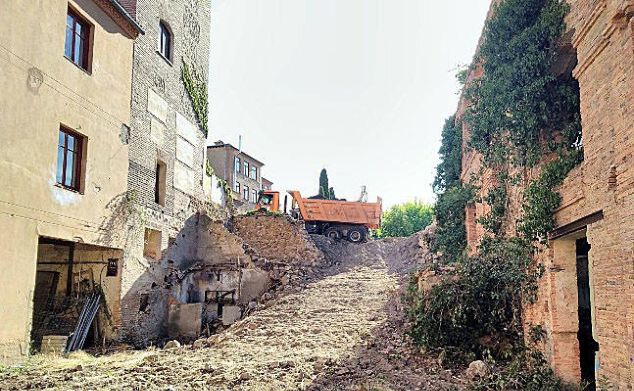 Trabajos en la parcela donde se construirá el teatro Cervantes.