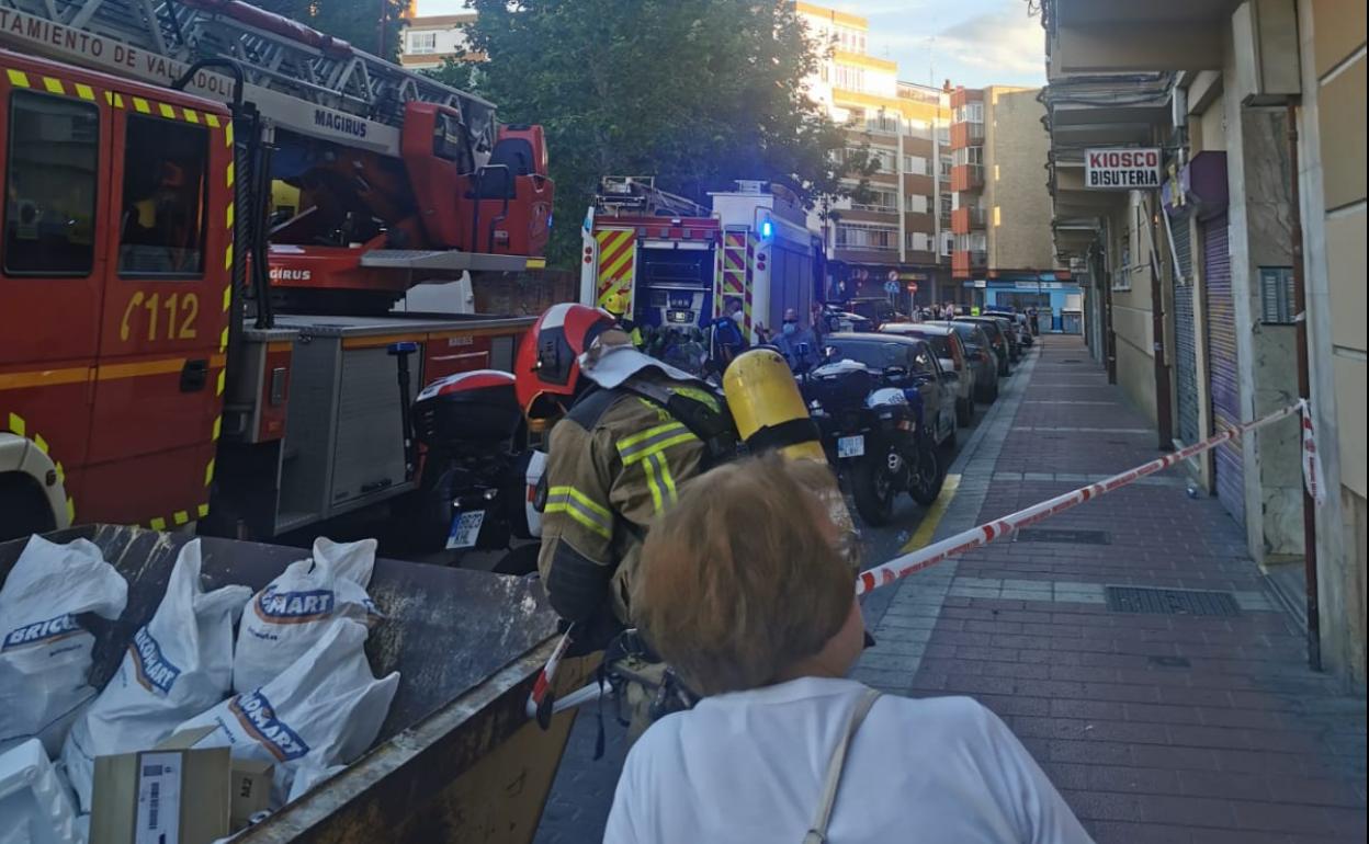 Los bomberos cortan una de las aceras de la calle Pato.