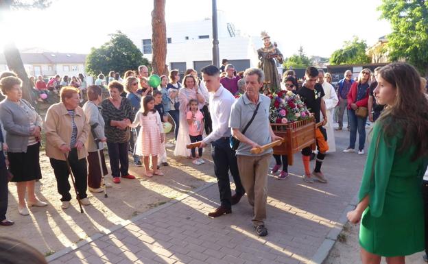 Procesión con la imagend e San Antonio de Padua.