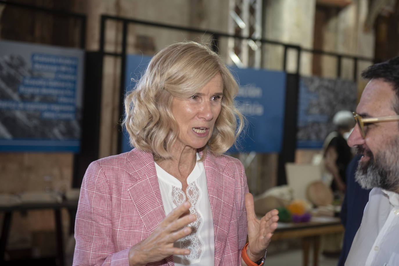 Felipe VI saluda a un grupo de escolares en Otero de Herreros.
