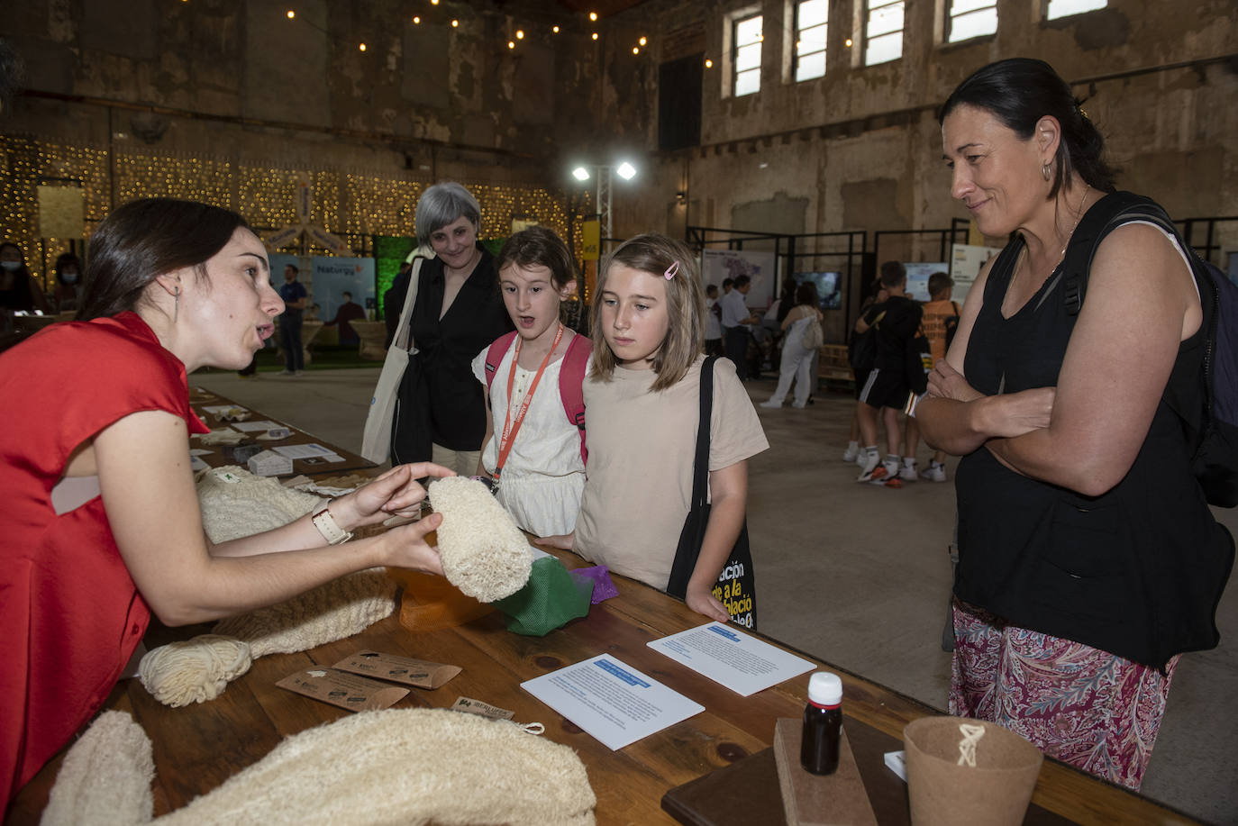 Felipe VI saluda a un grupo de escolares en Otero de Herreros.