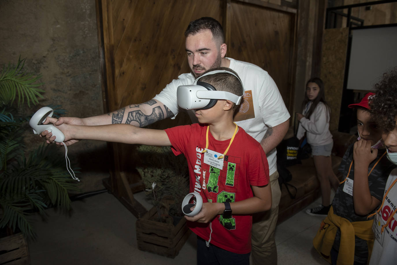 Felipe VI saluda a un grupo de escolares en Otero de Herreros.