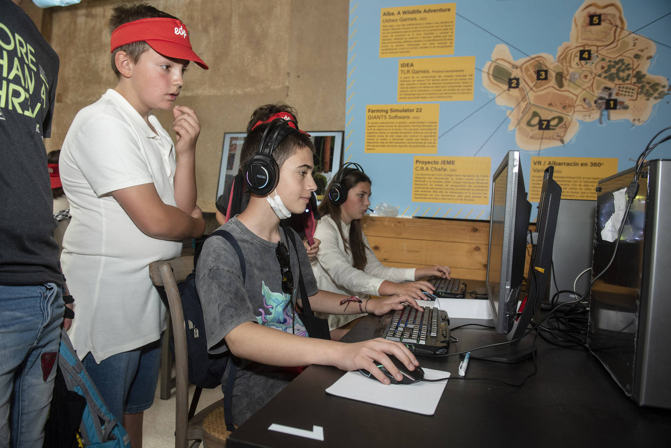 Felipe VI saluda a un grupo de escolares en Otero de Herreros.