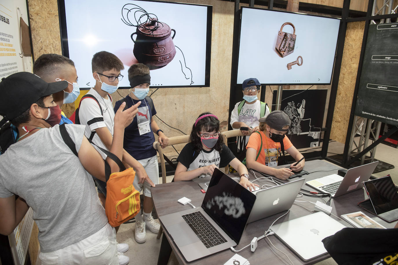 Felipe VI saluda a un grupo de escolares en Otero de Herreros.