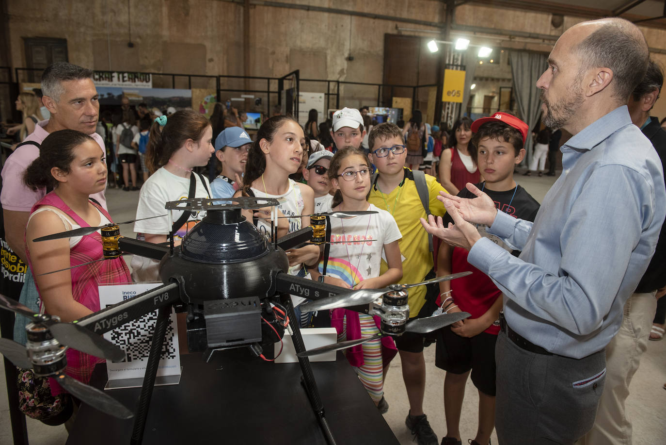Felipe VI saluda a un grupo de escolares en Otero de Herreros.