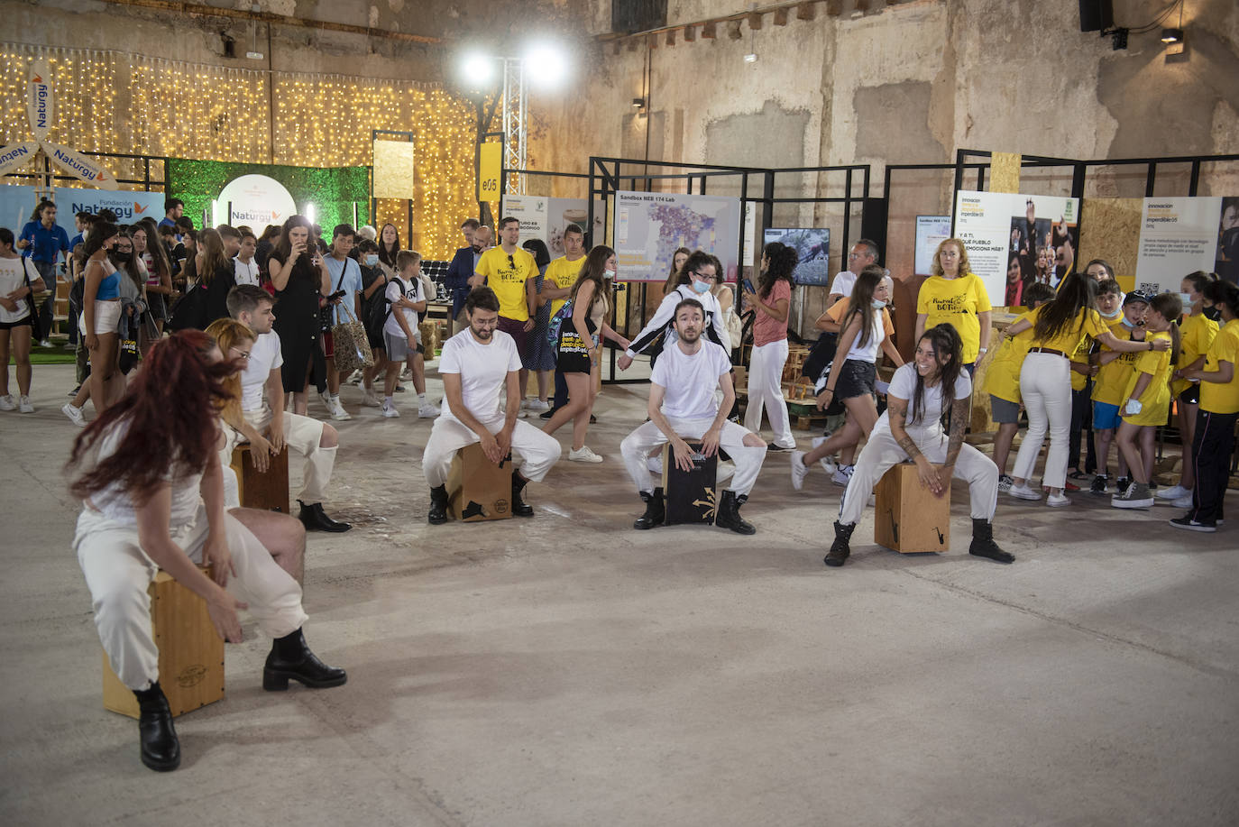 Felipe VI saluda a un grupo de escolares en Otero de Herreros.