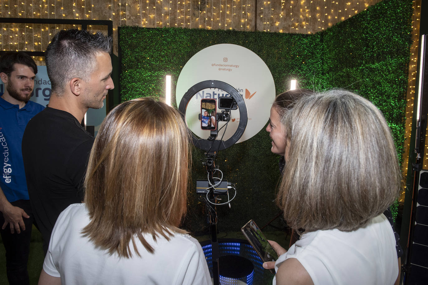 Felipe VI saluda a un grupo de escolares en Otero de Herreros.