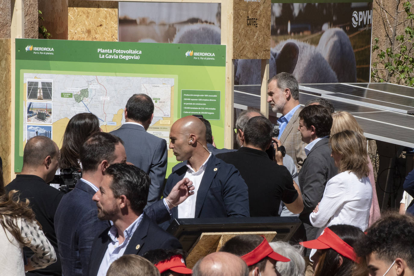 Felipe VI saluda a un grupo de escolares en Otero de Herreros.