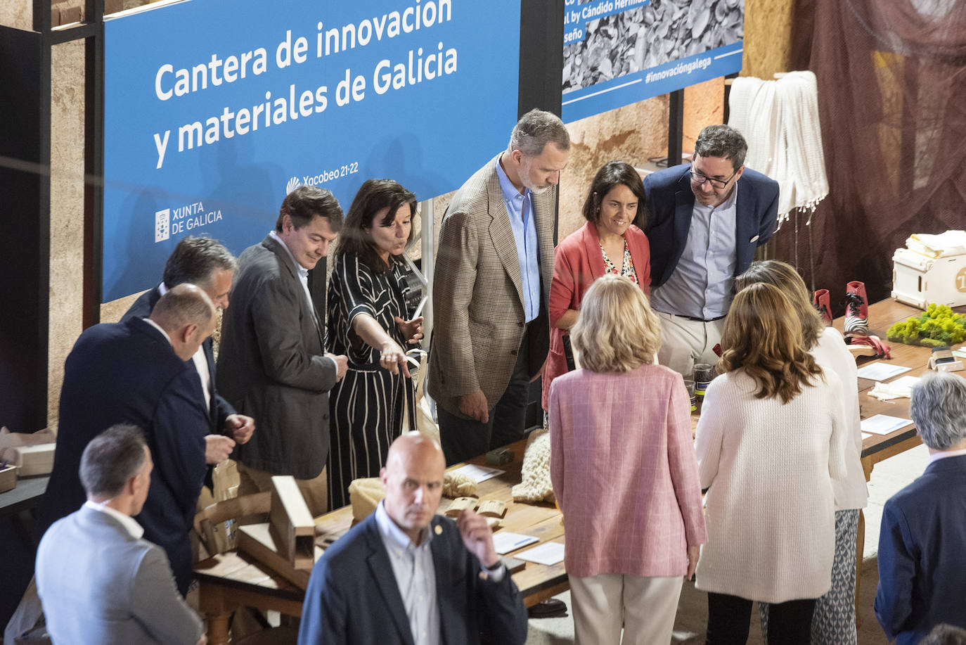 Felipe VI saluda a un grupo de escolares en Otero de Herreros.