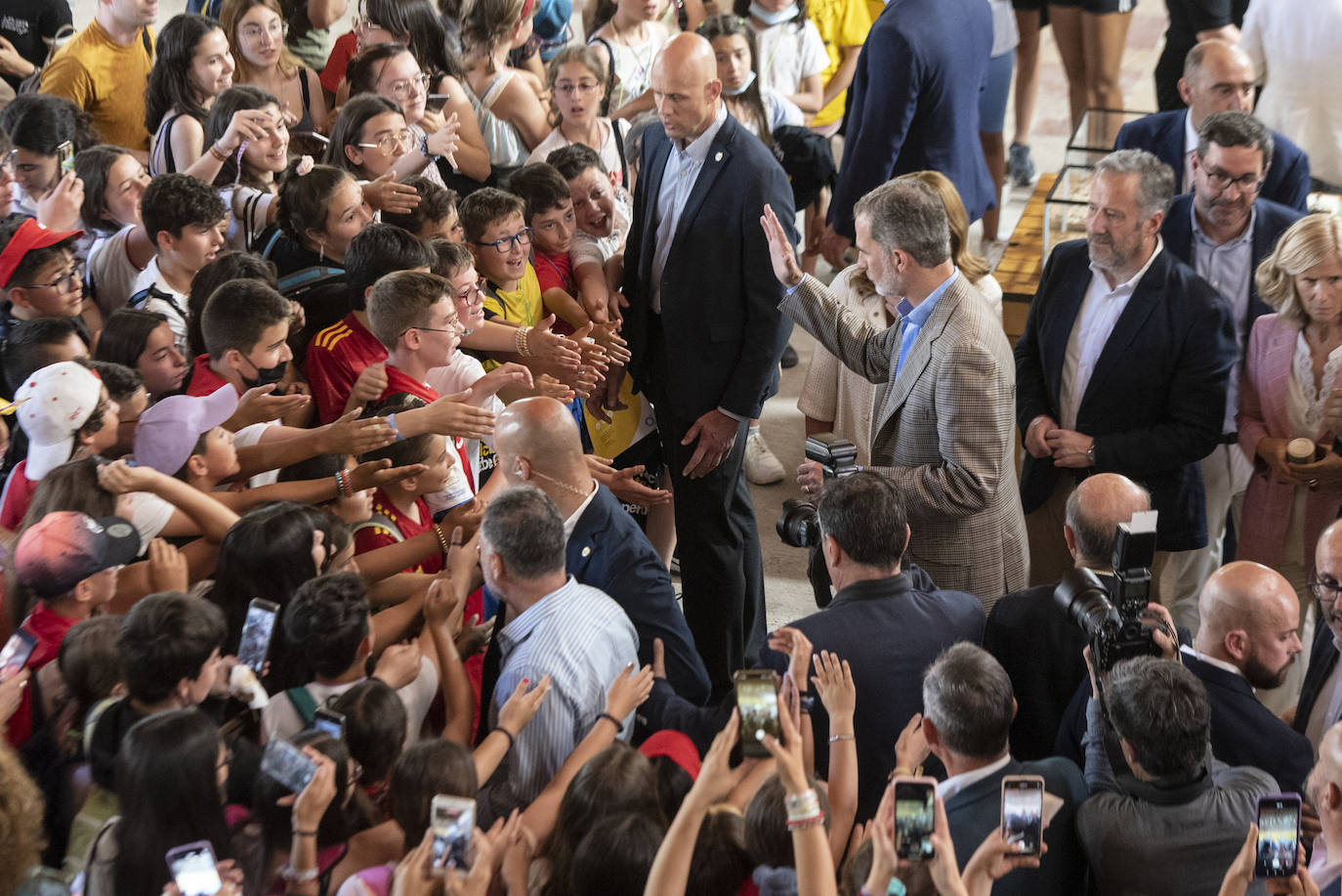 Felipe VI saluda a un grupo de escolares en Otero de Herreros.