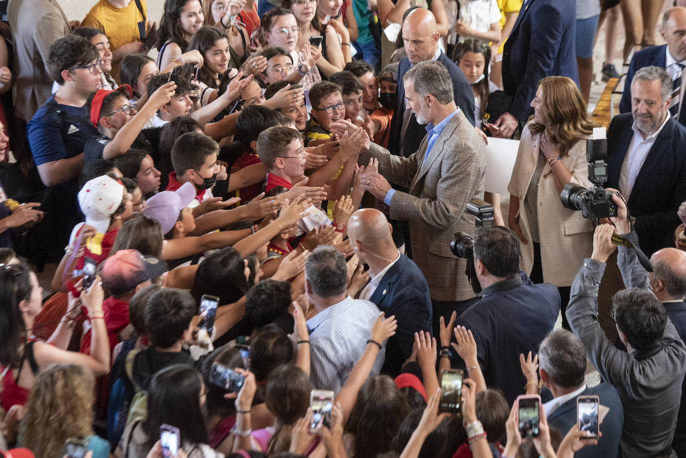 Felipe VI saluda a un grupo de escolares en Otero de Herreros.