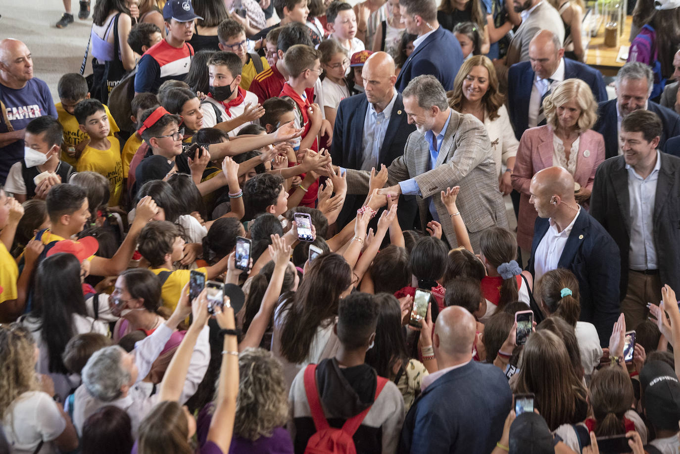 Felipe VI saluda a un grupo de escolares en Otero de Herreros.
