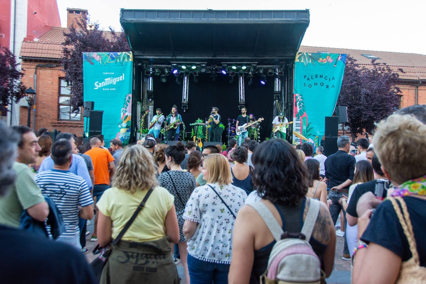 La plaza de San Miguel se llenó de música y de ambiente en el retorno del festival palentino de música indie