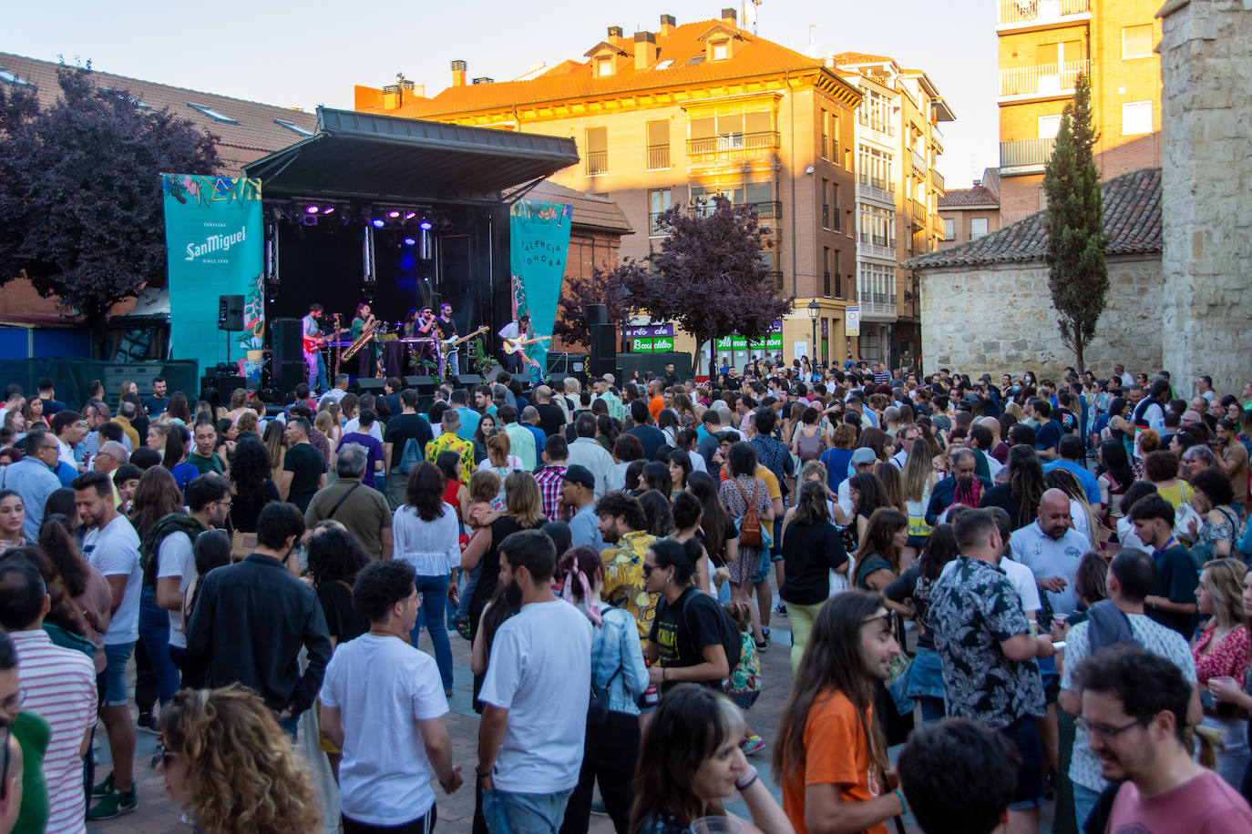 La plaza de San Miguel se llenó de música y de ambiente en el retorno del festival palentino de música indie