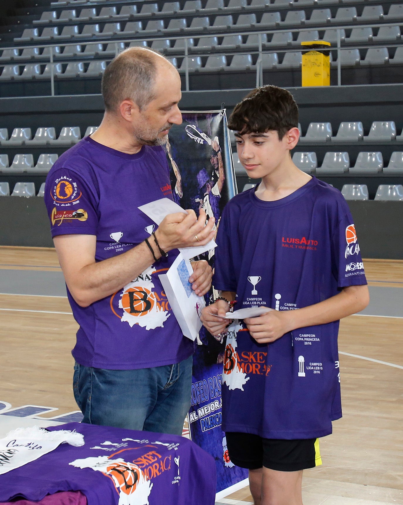 Prince Ali se corona con el trofeo Urko Otegui