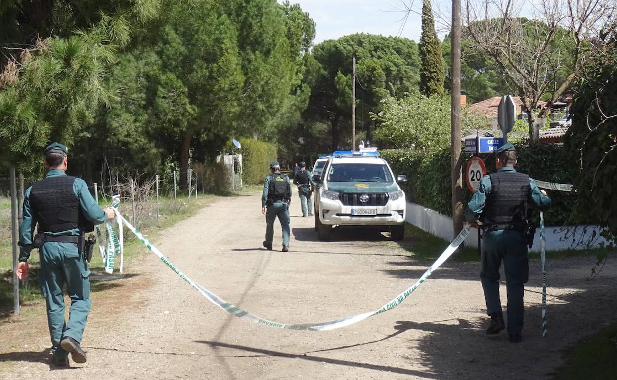 La Guardia Civil concluye el registro en el chalé de Óscar S. en El Romeral. 